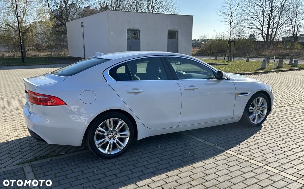 Jaguar XE 2.0 D Portfolio - 9