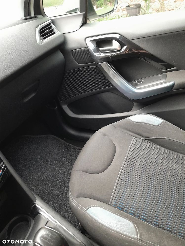 Peugeot 208 - 11