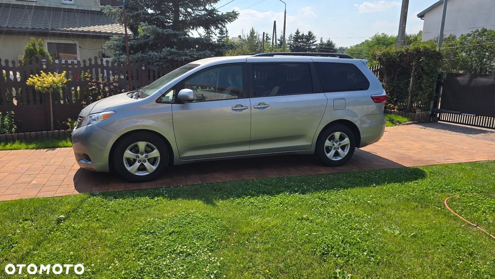 Toyota Sienna - 1