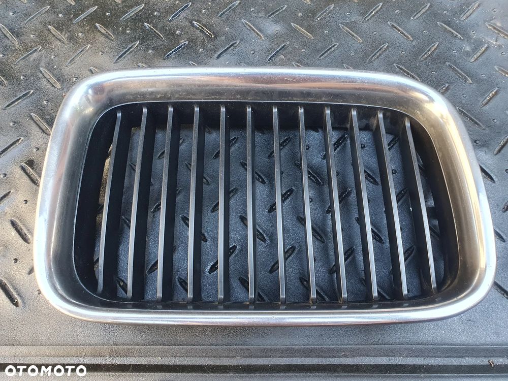 GRILL ATRAPA NERKA PRAWA BMW 3 E36 8122238 - 1