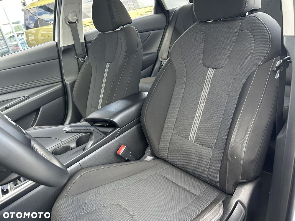 Hyundai Elantra - 12