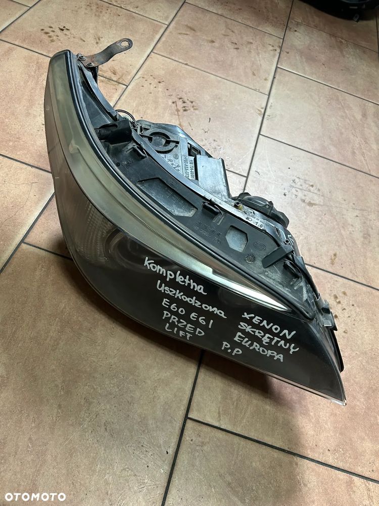 LAMPA BMW E60 E61 PRAWY PRZÓD KOMPLETNA XENON SKRĘTNY EUROPA PRZED LIFT USZKODZONA - 1