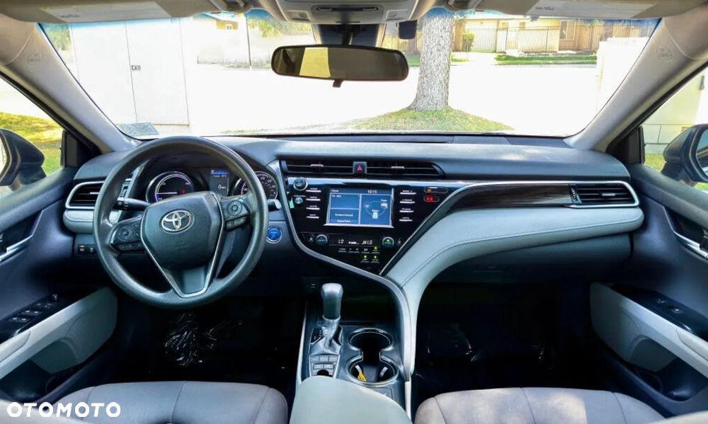 Toyota Camry Luxury - 6