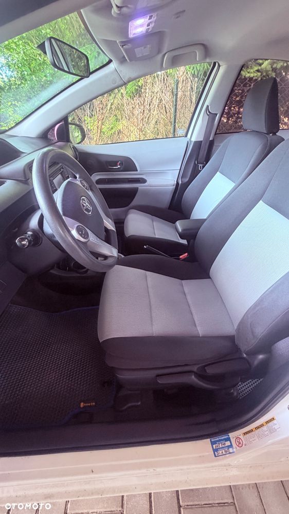 Toyota Prius (Hybrid) - 20