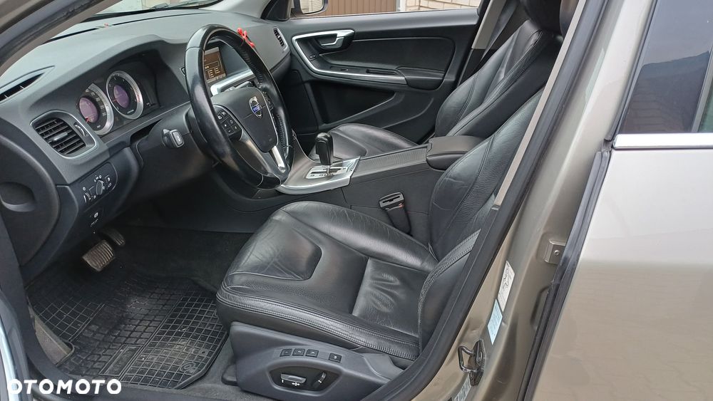 Volvo V60 D5 AWD Summum - 4