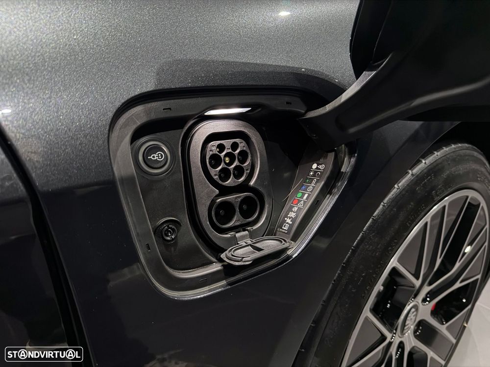 Porsche Taycan 4 - 43