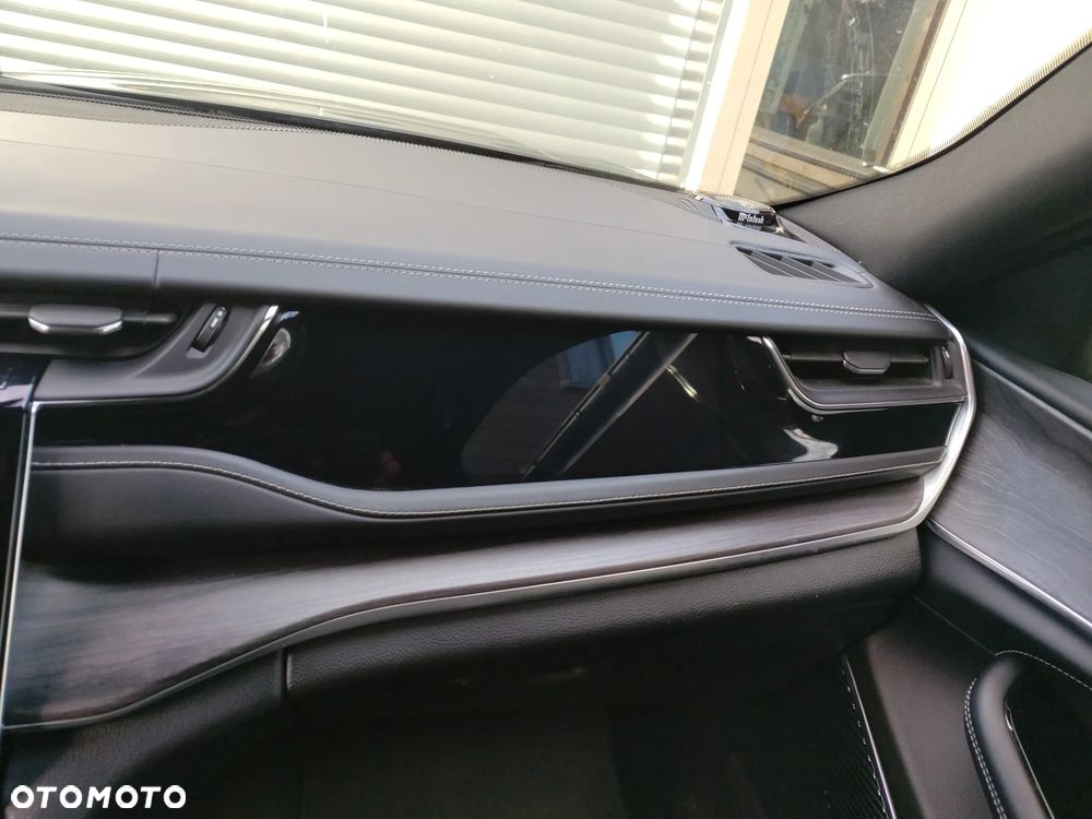 Jeep Grand Cherokee - 16