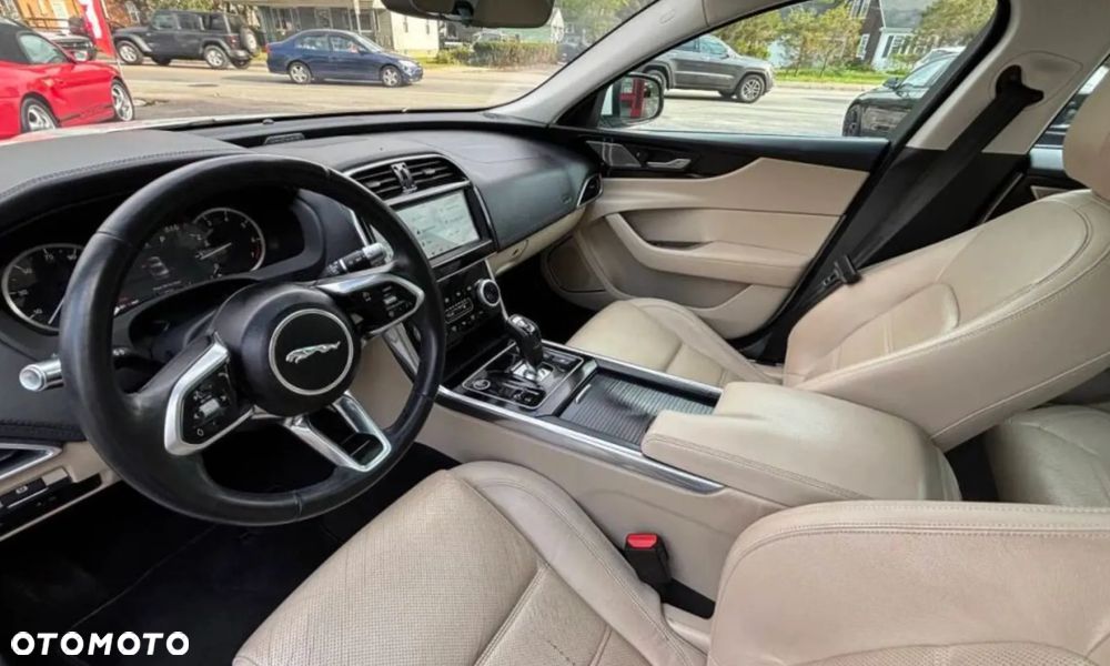 Jaguar XE P250 R-Dynamic SE - 19