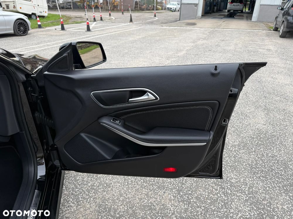 Mercedes-Benz CLA 220 4Matic 7G-DCT AMG Line - 28
