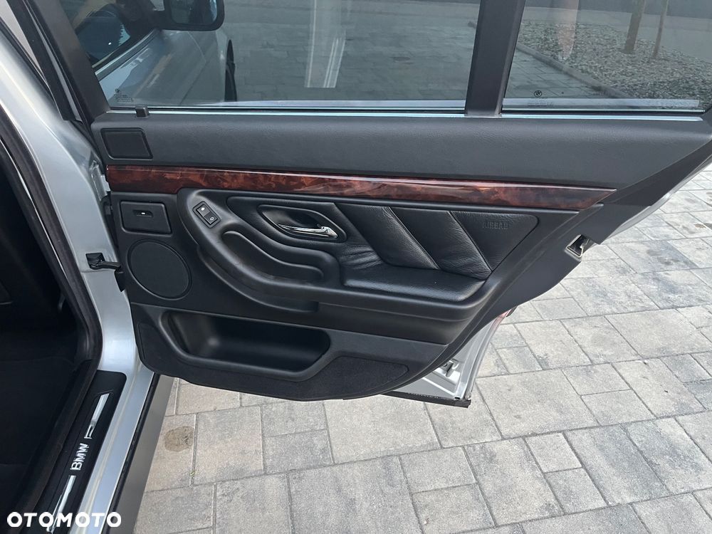 BMW Seria 7 735i L - 32