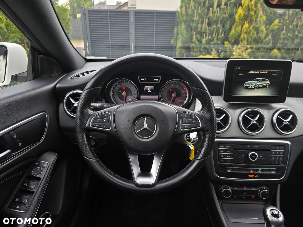 Mercedes-Benz CLA 180 Peak Edition - 21