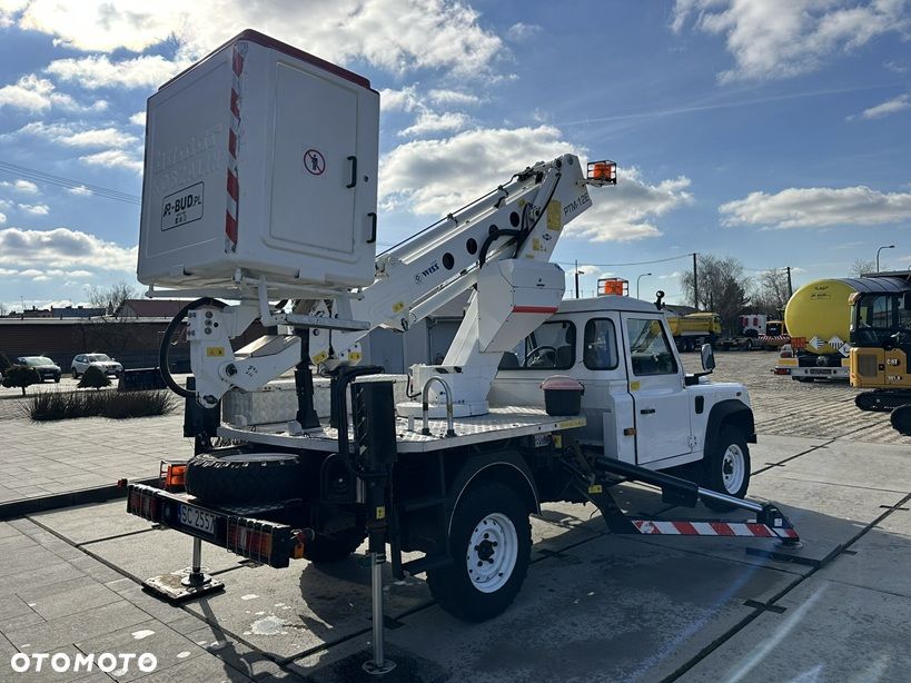 Land Rover Defender - 12