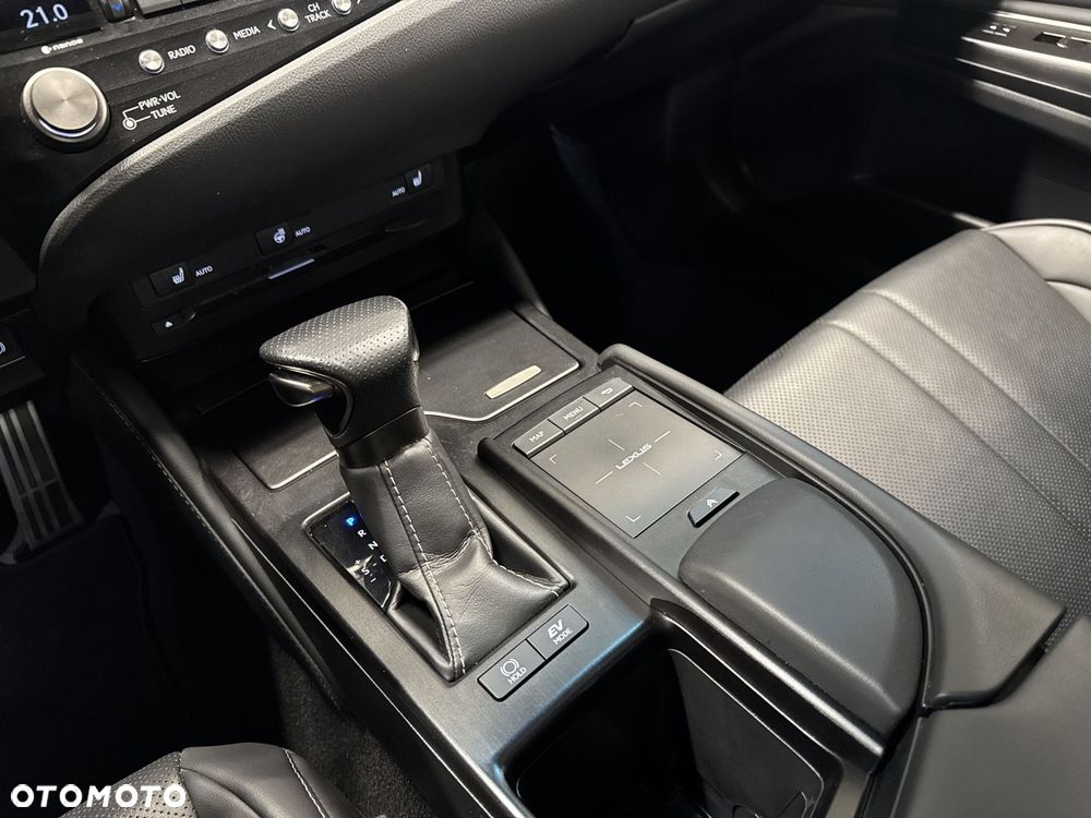 Lexus ES 300h F Sport Edition - 23