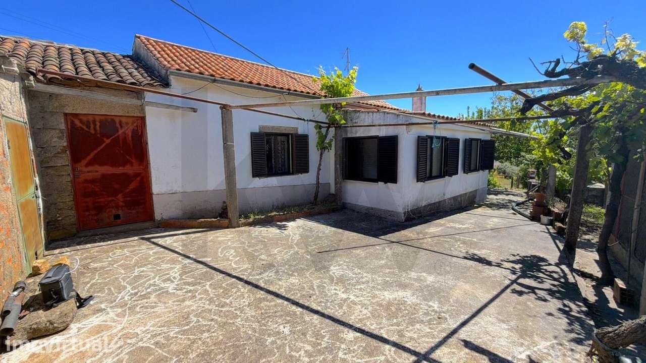 Moradia T3 para Renovar com 3.300 m2 de Terreno no Centro de Enxame - Grande imagem: 4/44