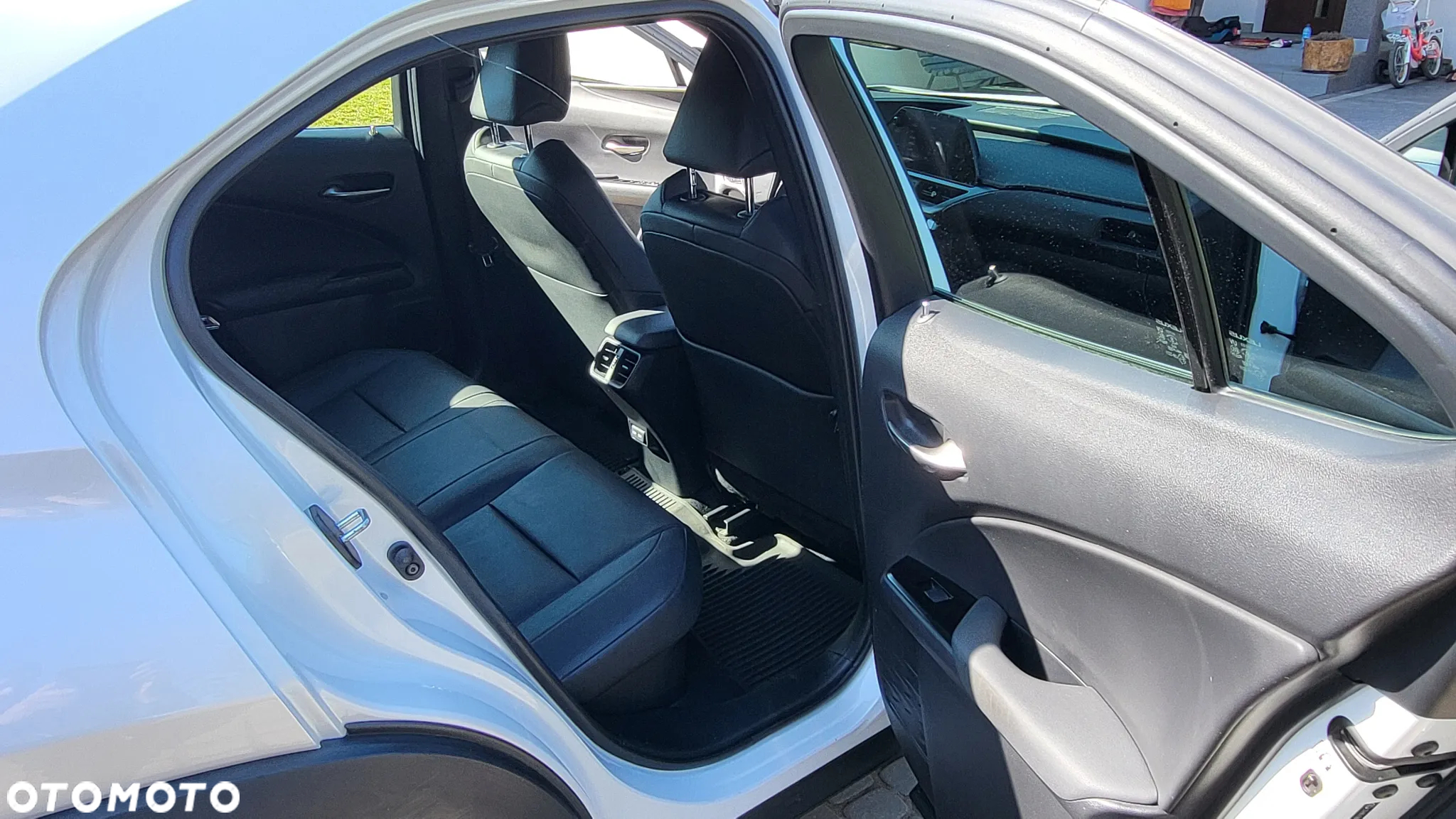 Lexus UX 250h GPF Business AWD - 16
