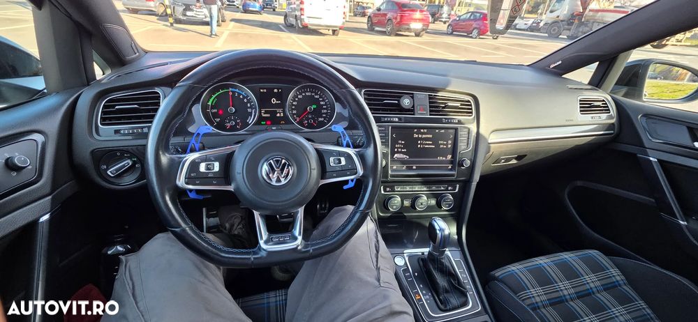 Volkswagen Golf - 10