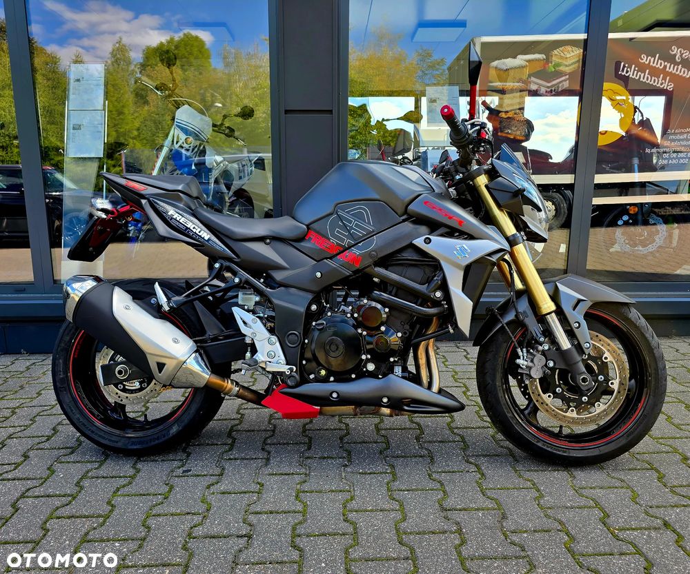 Suzuki GSR - 2