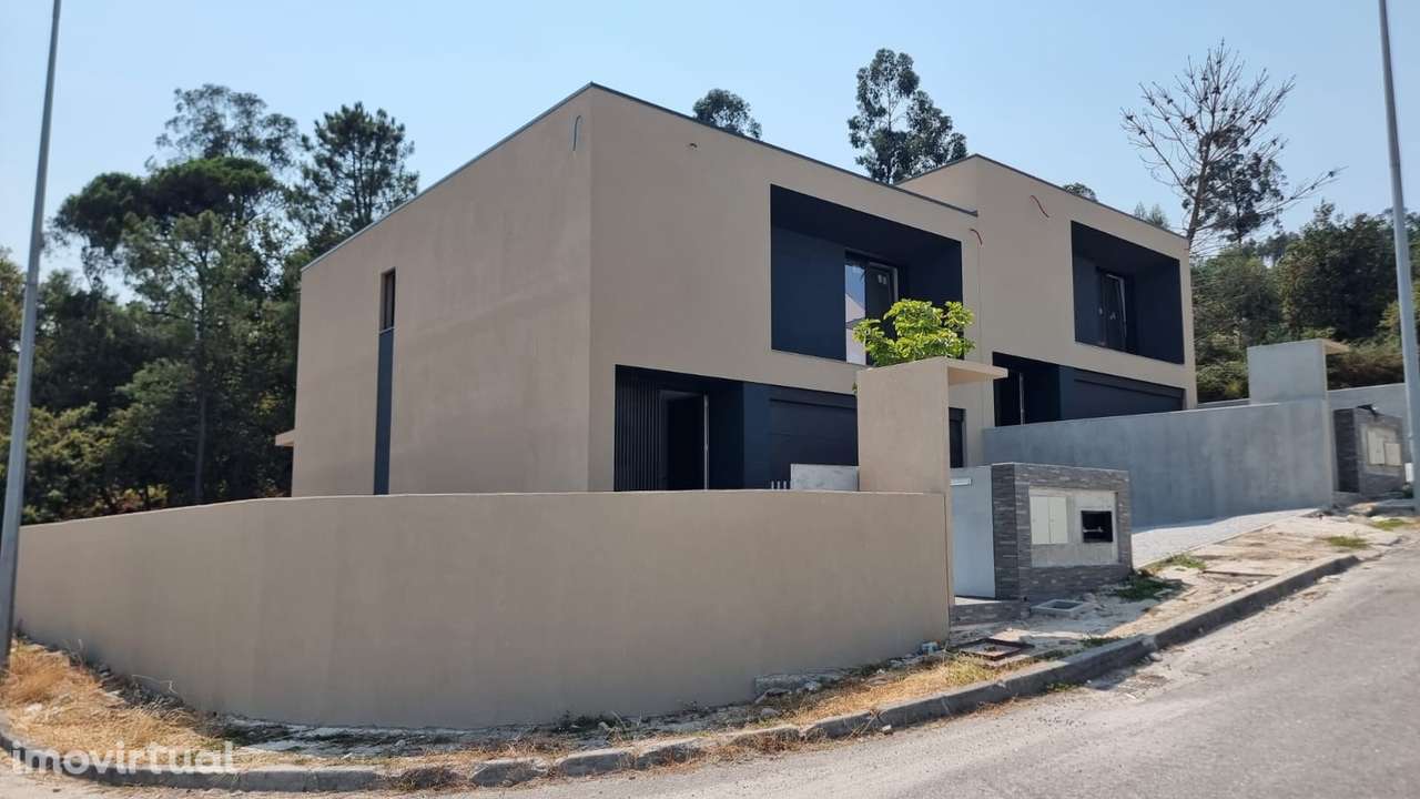 Vivendas T3, gaveto em banda situada em Lanhoso- Póvoa de Lanhoso - Grande imagem: 2/54