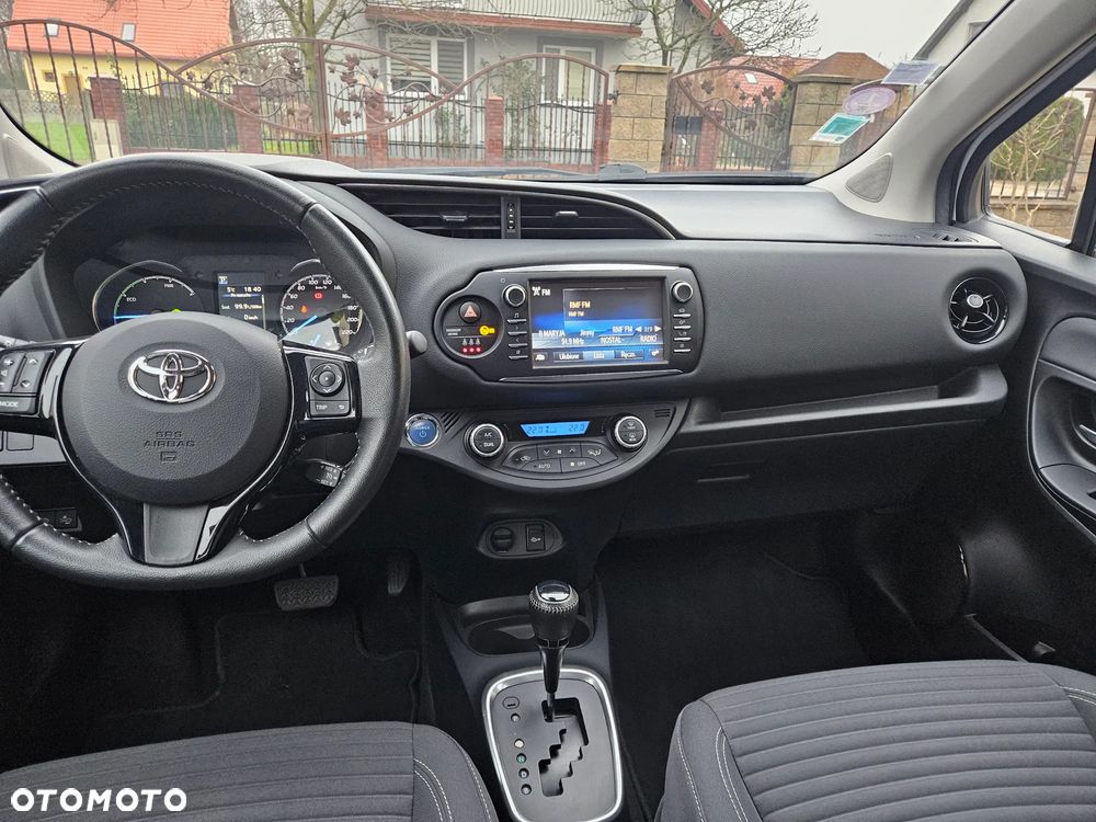 Toyota Yaris Hybrid 100 Selection - 15