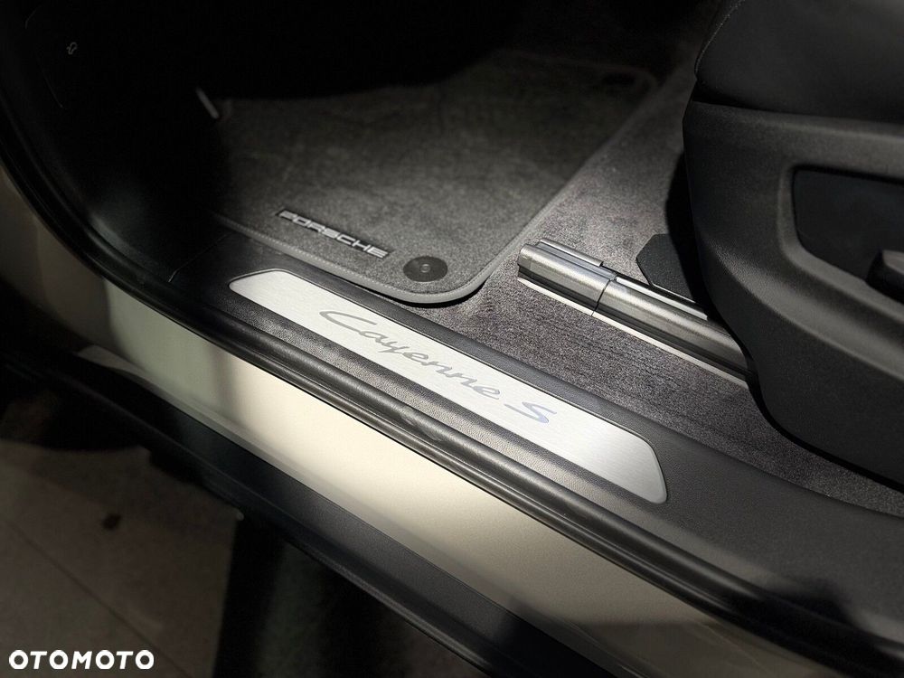 Porsche Cayenne - 26