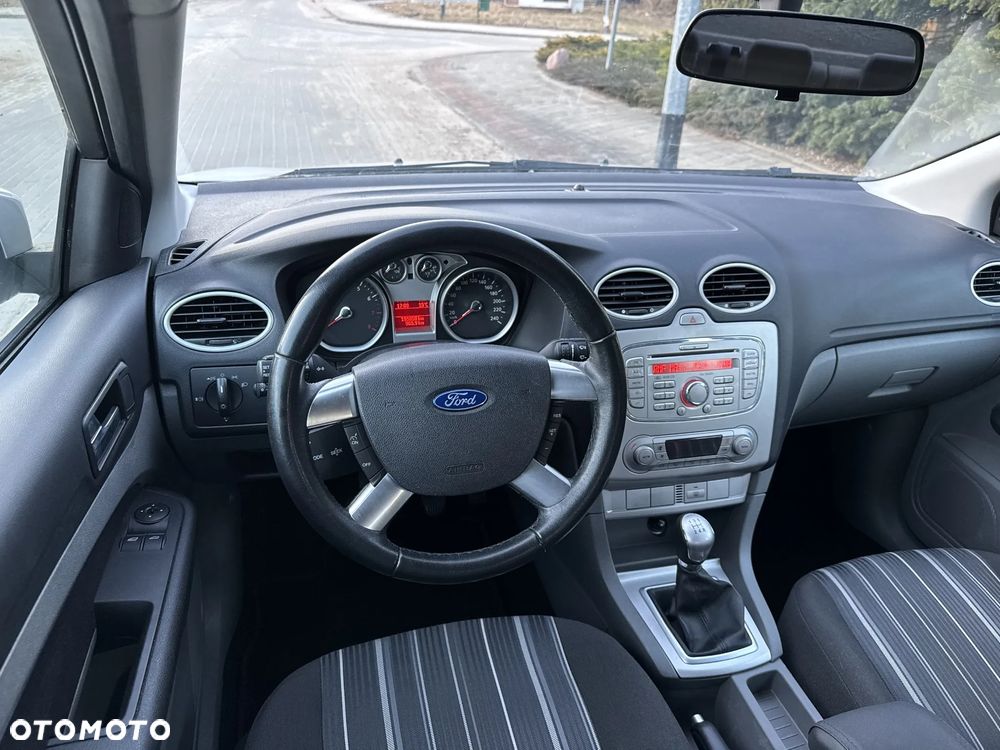 Ford Focus 1.6 16V Style+ - 38