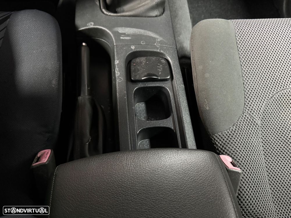 Nissan Pick Up 2.5 TD CD Navara Pilot ABS+FN+CD - 28