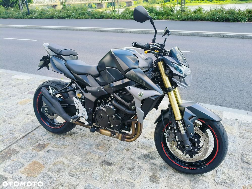Suzuki GSR - 2