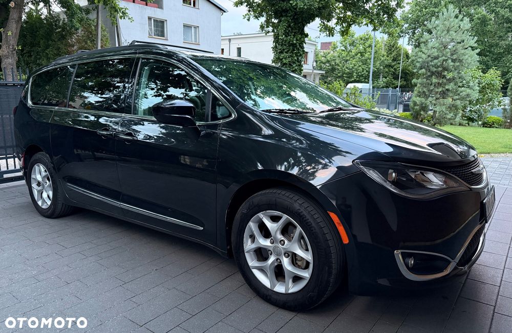 Chrysler Pacifica - 1