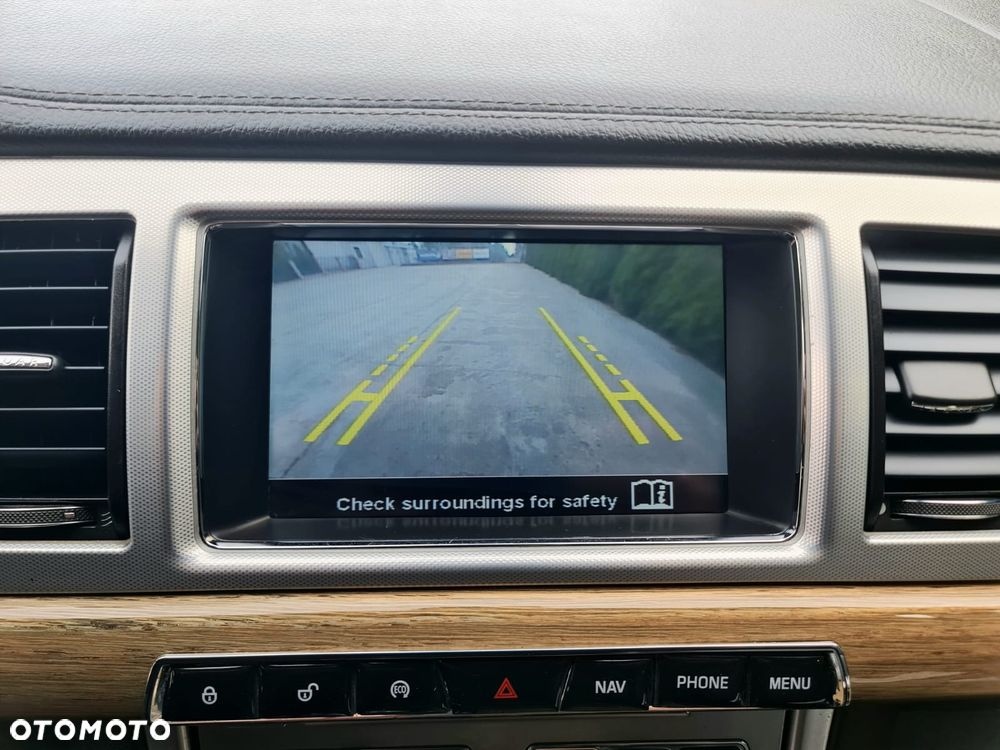 Jaguar XF 2.2 D R-Sport - 32