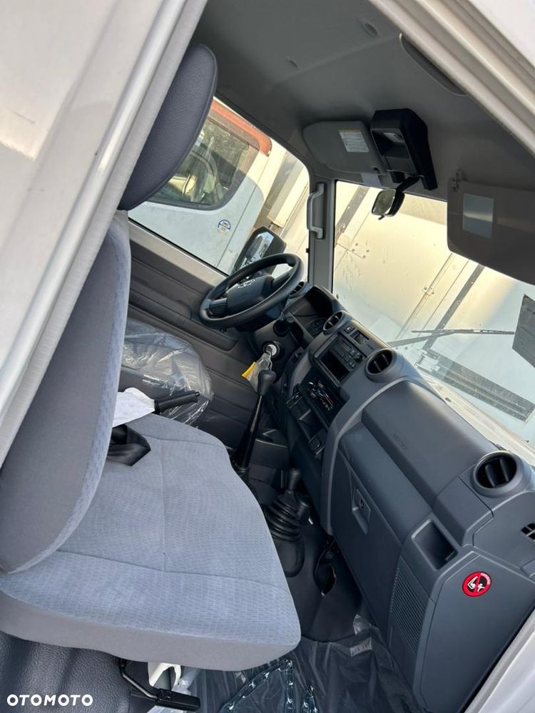 Toyota Land Cruiser - 4