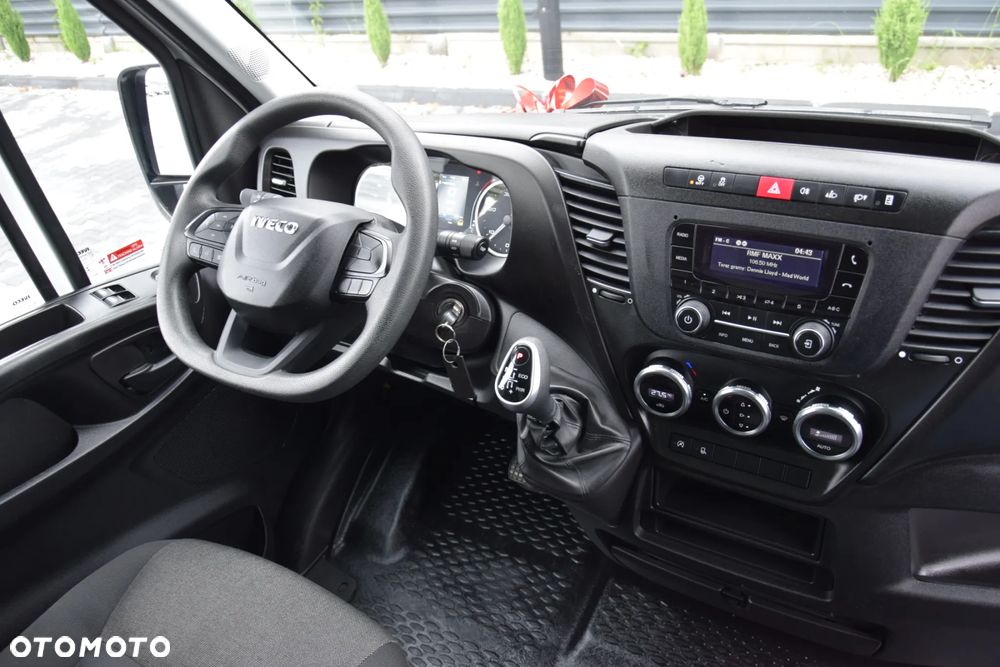 Iveco DAILY MAXI 35S16 / 2.3 - 160 KM / AUTOMAT HI-MATIC / NOWY MODEL / 3 OSOBY / DOSTAWCZE / BLASZAK / KLIMA / CZUJNIKI COFANIA / NISKI PRZEBIEG / 2022 / SERWISOWANY / Z NIEMIEC - 29