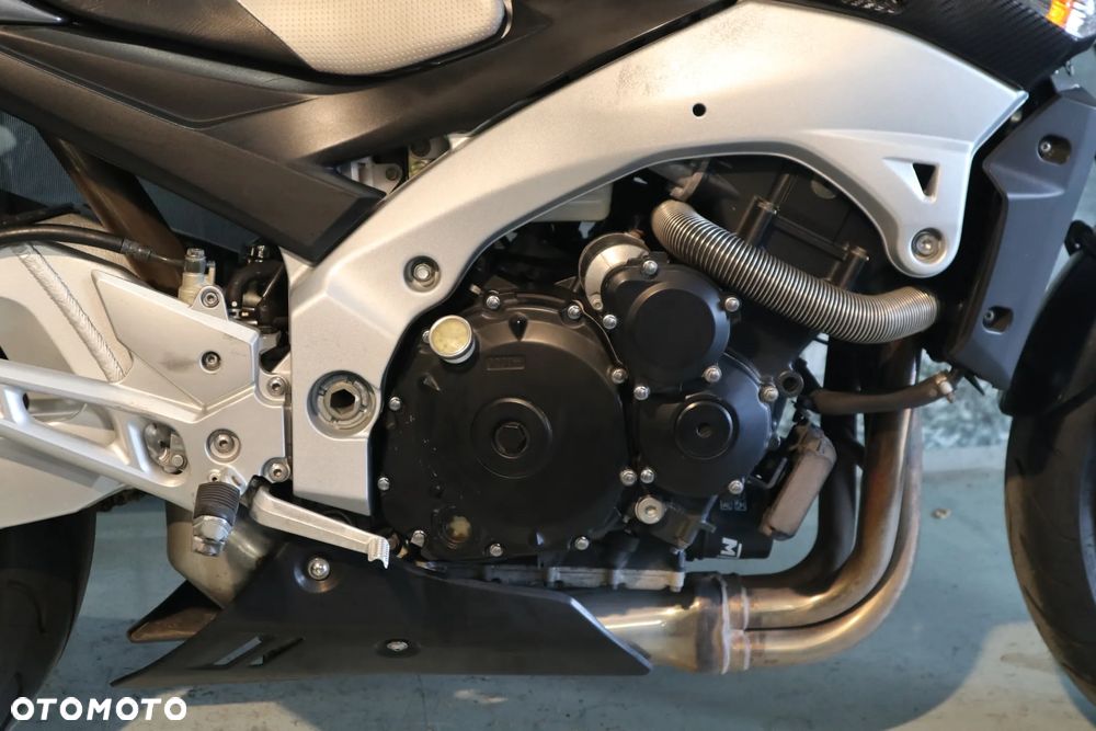 Suzuki GSR - 16