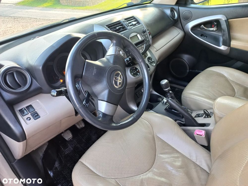 Toyota RAV4 2.2 D-4D Prestige - 24