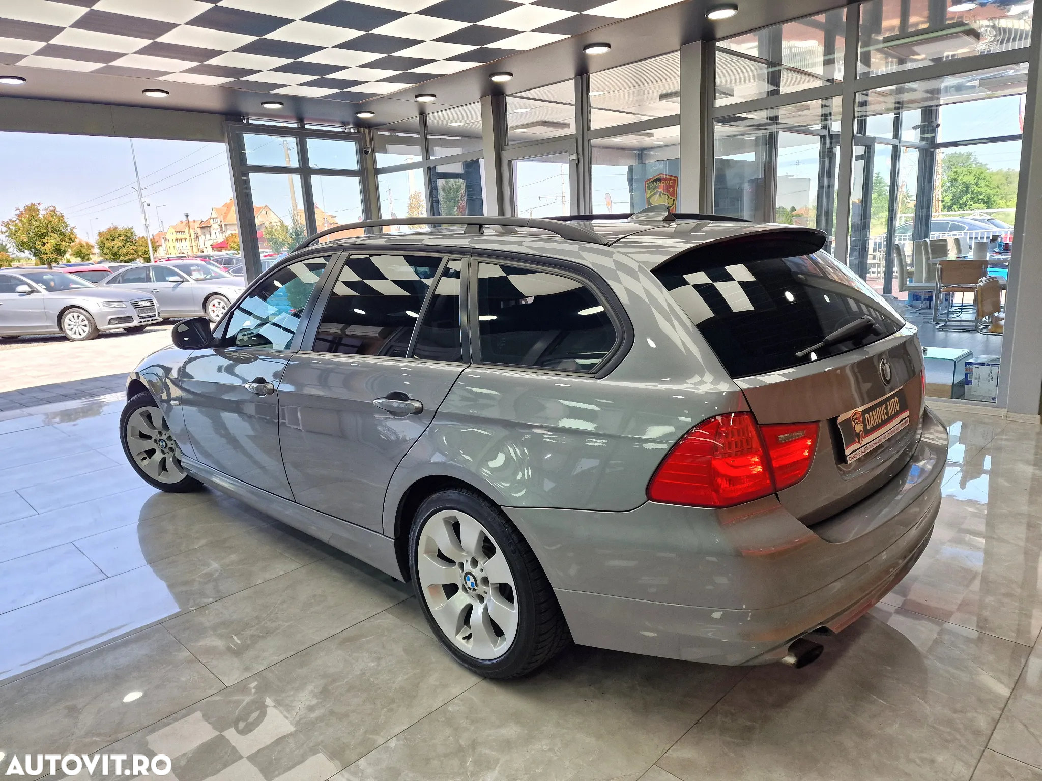 BMW Seria 3 318d DPF Touring - 10
