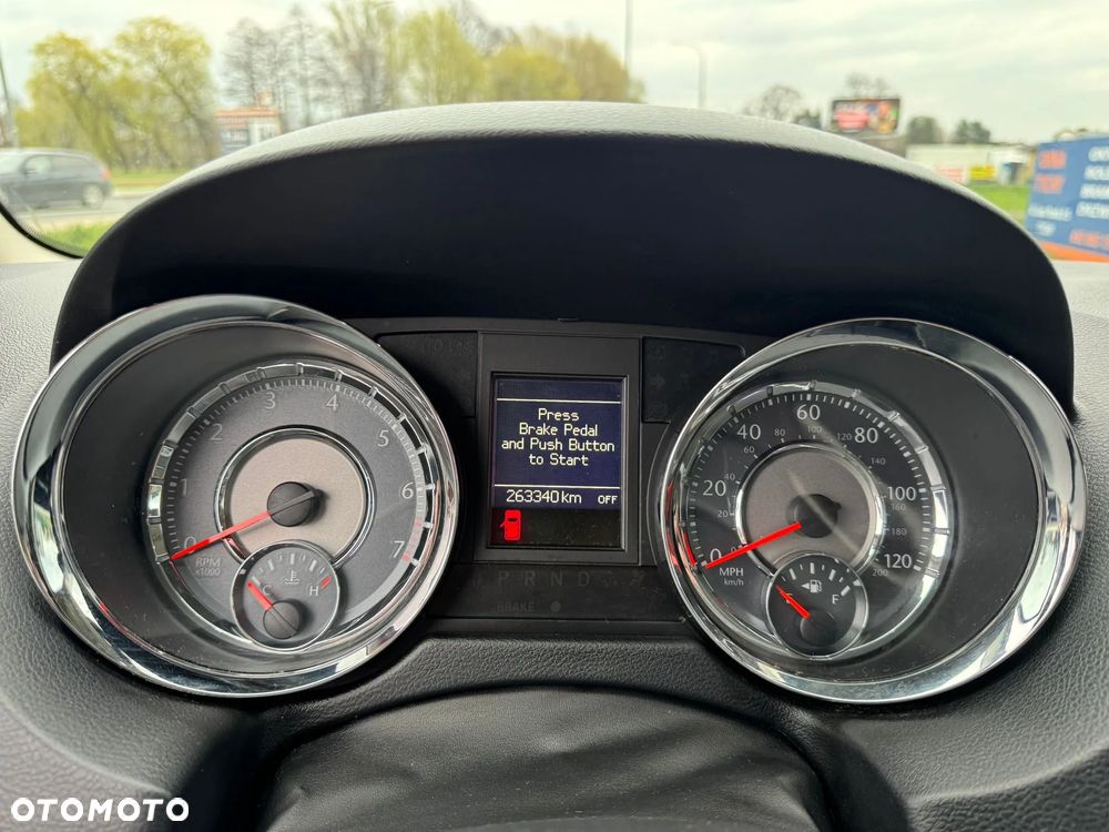 Chrysler Town & Country - 19