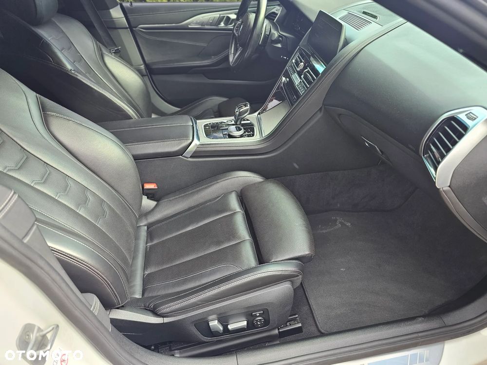 BMW Seria 8 840i - 24
