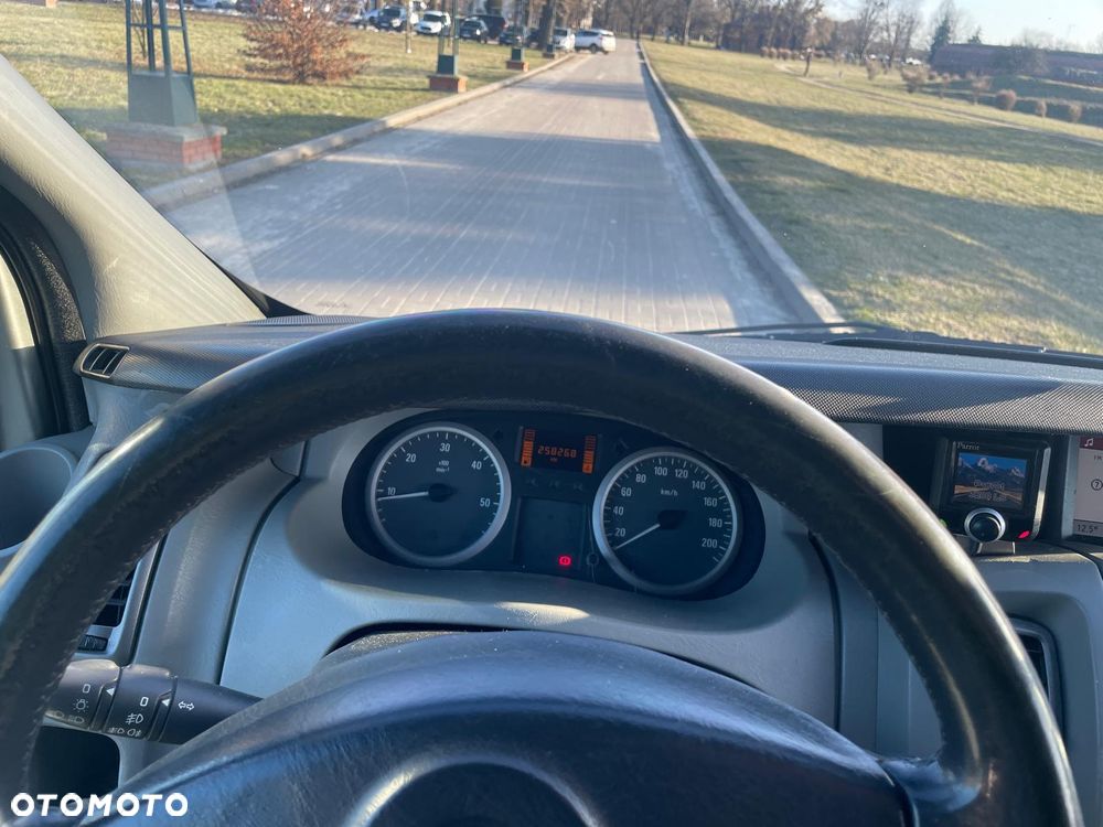 Opel Vivaro - 10