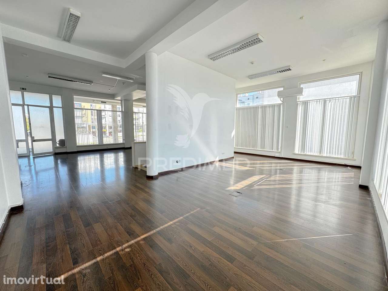 Loja no Laranjeiro no largo dos  CTT - Grande imagem: 2/10