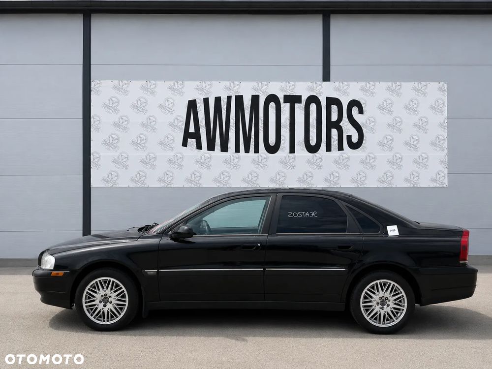 VOLVO S80 2001 *SAMOCHÓD NA CZĘŚCI* 5688 BLACK SOLID (STONE)  MASKA, LAMPA, DRZWI, LUSTERKO, ZDERZAK, GRILL, BŁOTNIK, KLAPA, BELKA, DESKA, FOTELE, KANAPA, ĆWIARTKA KIEROWNICA, TARCZE, ZACISKI, ZAWIESZENIE, KOMPLETNY PRZÓD, KOMPLETNY TYŁ, LICZNIK, ZEGARY, PRAWE LEWE PRZÓD TYŁ