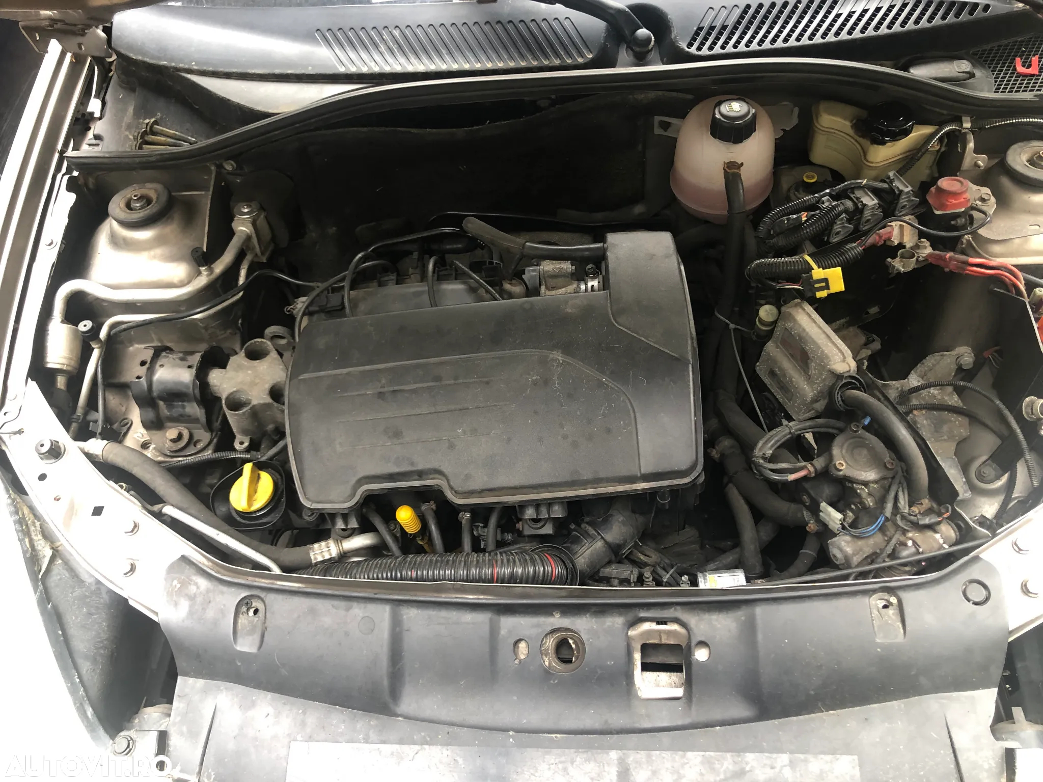 Dezmembrez Renault Clio Thalia 2011 1.2 benzina - 4