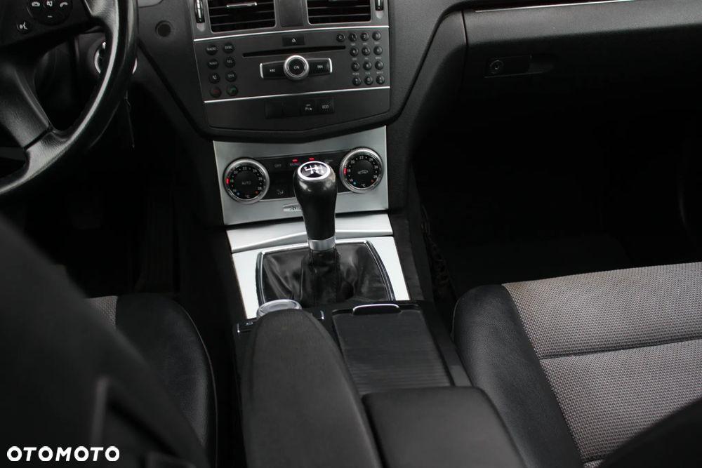 Mercedes-Benz Klasa C 180 CGI BlueEFFICIENCY Avantgarde - 28