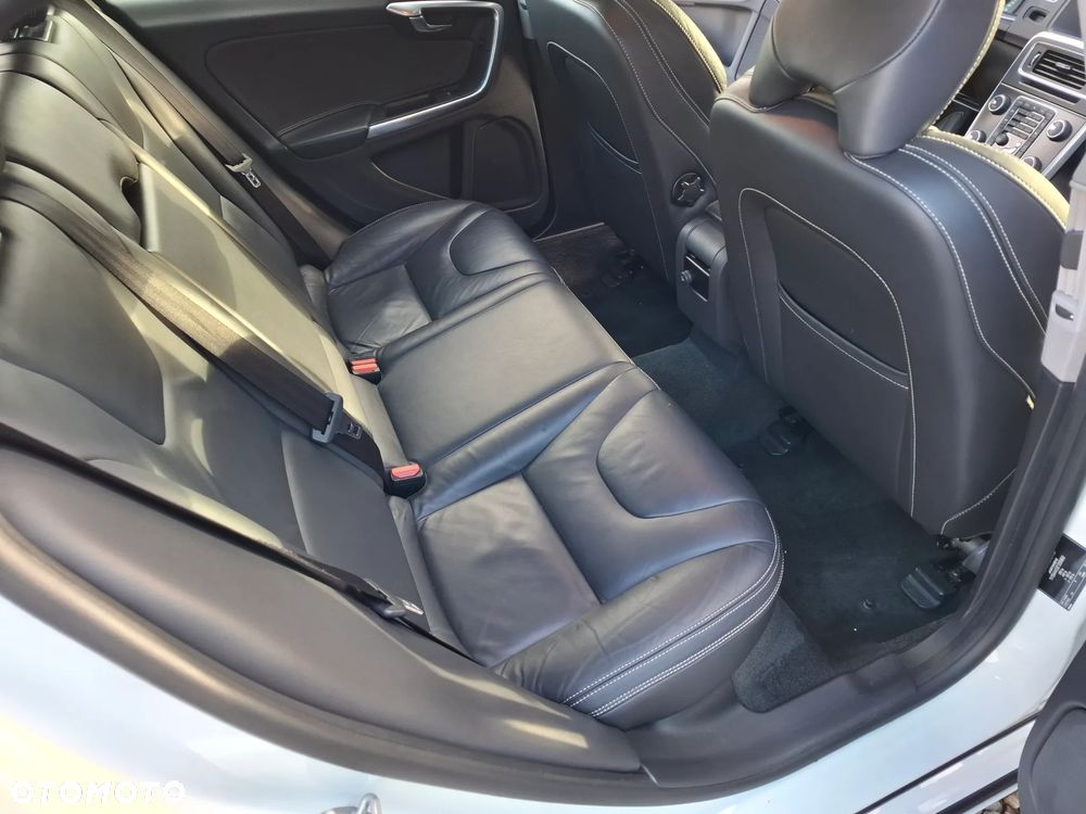 Volvo V60 D6 AWD Plug-in Hybrid R-Design Summum - 16