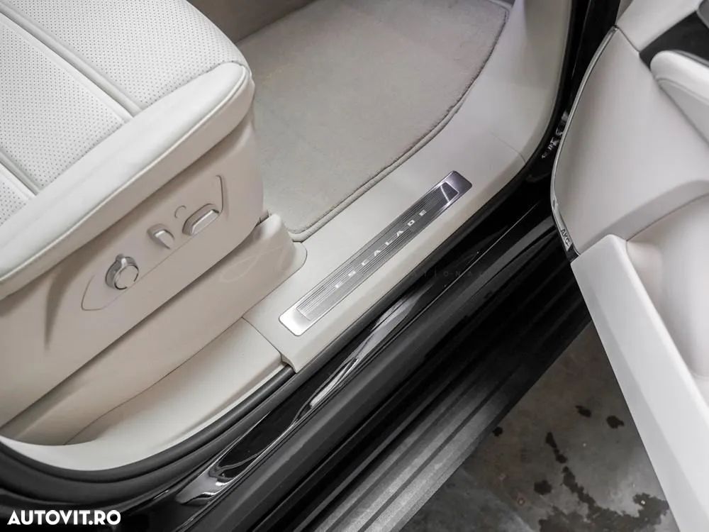 Cadillac Escalade - 29
