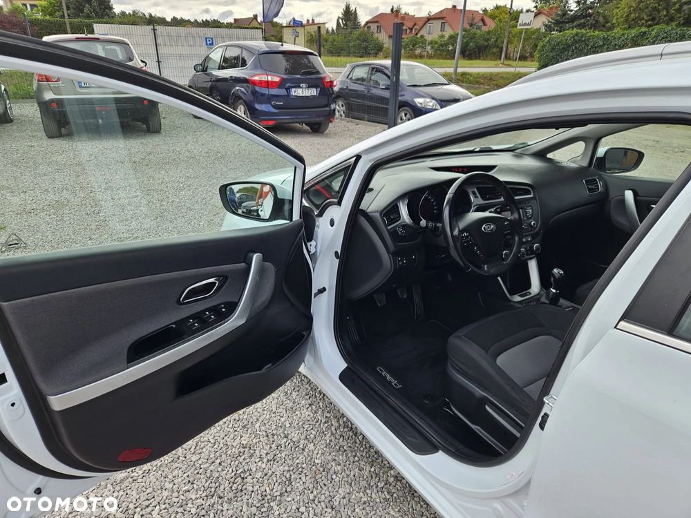 Kia Ceed 1.4 CVVT SW Dream Team Edition - 16