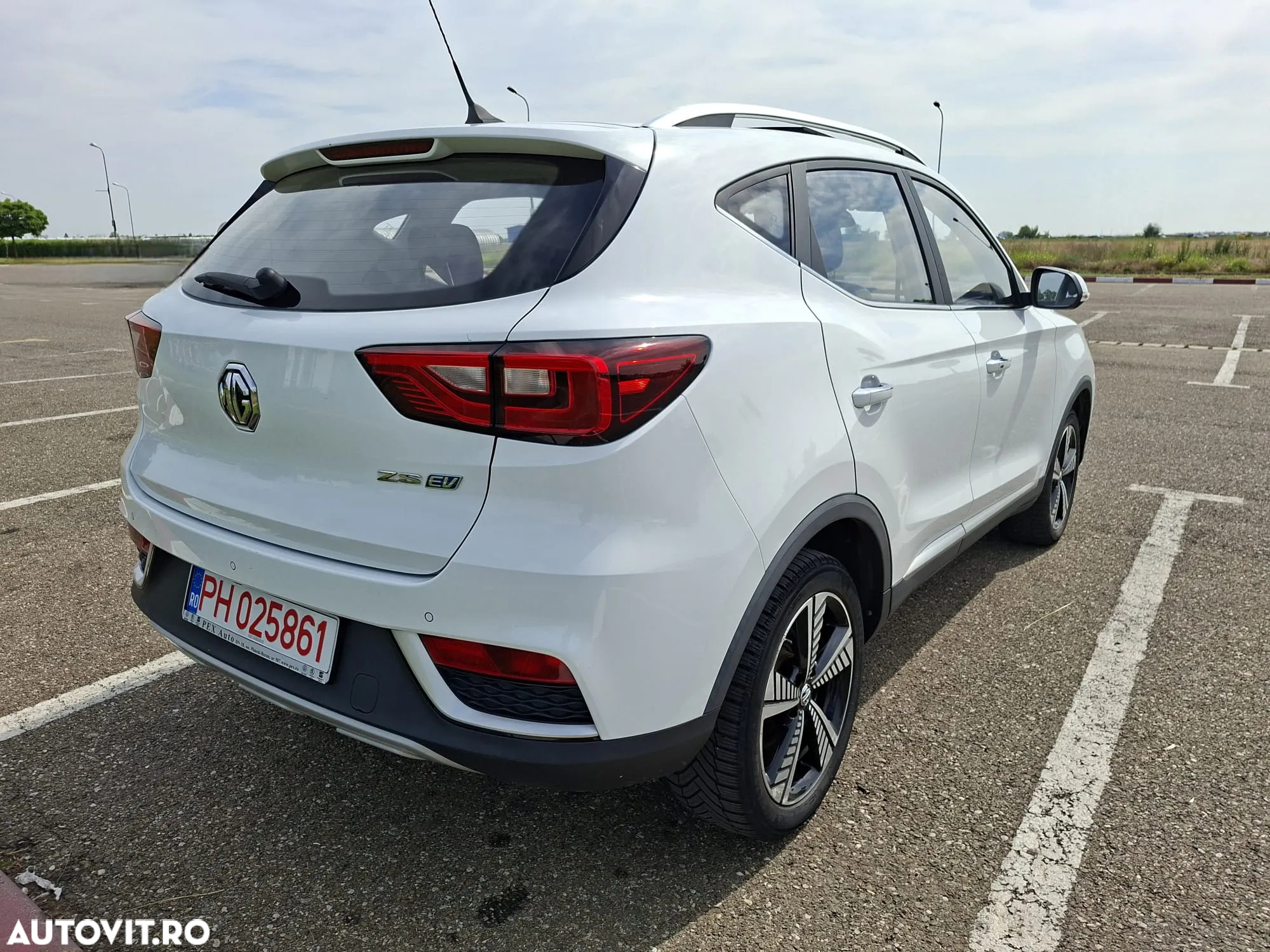 MG ZS EV Luxury - 4