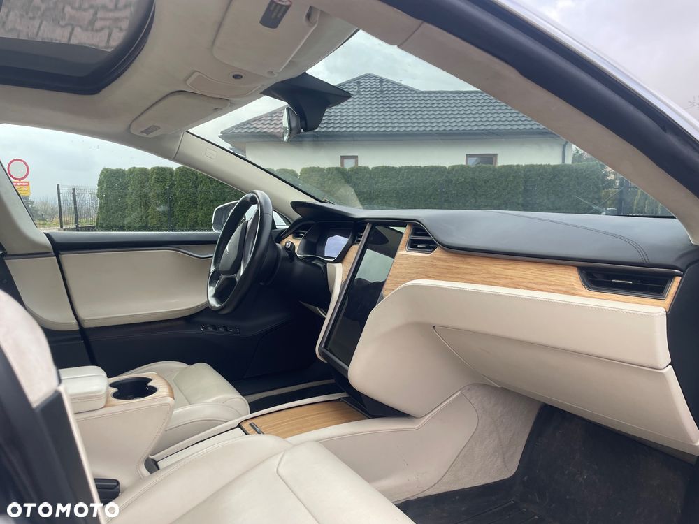 Tesla Model S - 10