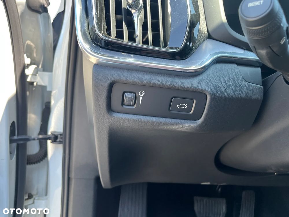 Volvo V60 B3 B Momentum Core - 25