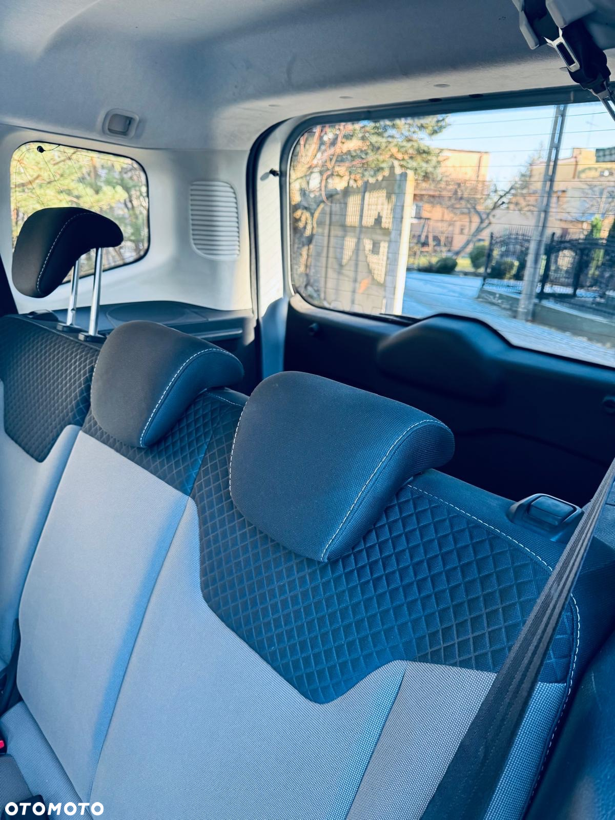 Ford Tourneo Courier 1.0 EcoBoost S&S Ambiente - 11