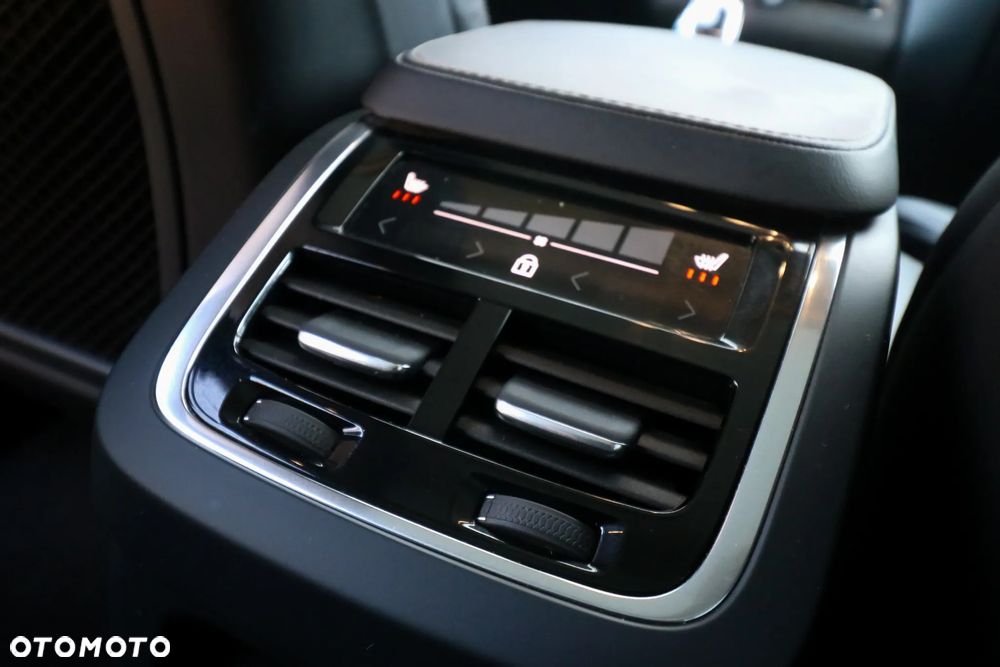 Volvo XC 90 T8 AWD Plug-In Hybrid Plus Dark 7os - 24