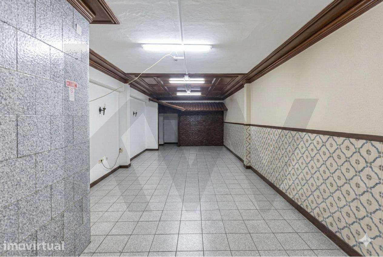 Loja ampla em dois pisos para recuperar  no centro do Porto -  Rua Gon - Grande imagem: 4/22